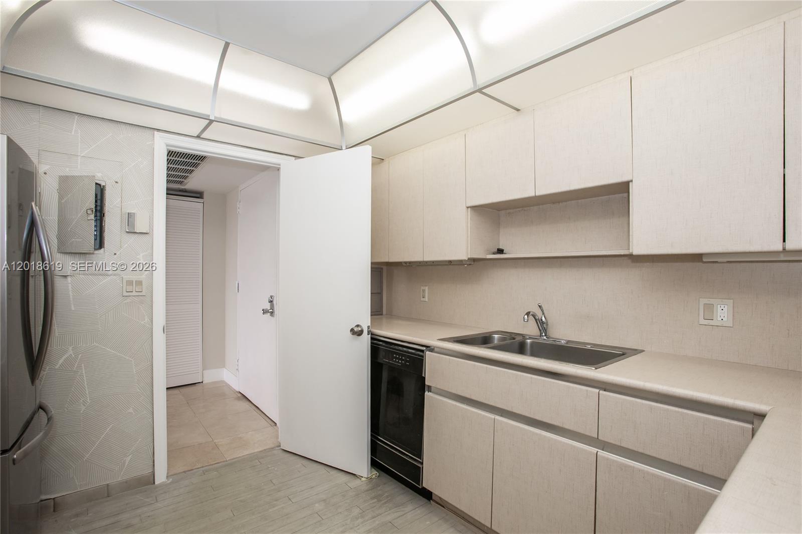 CRICKET CLUB CONDO - Residential