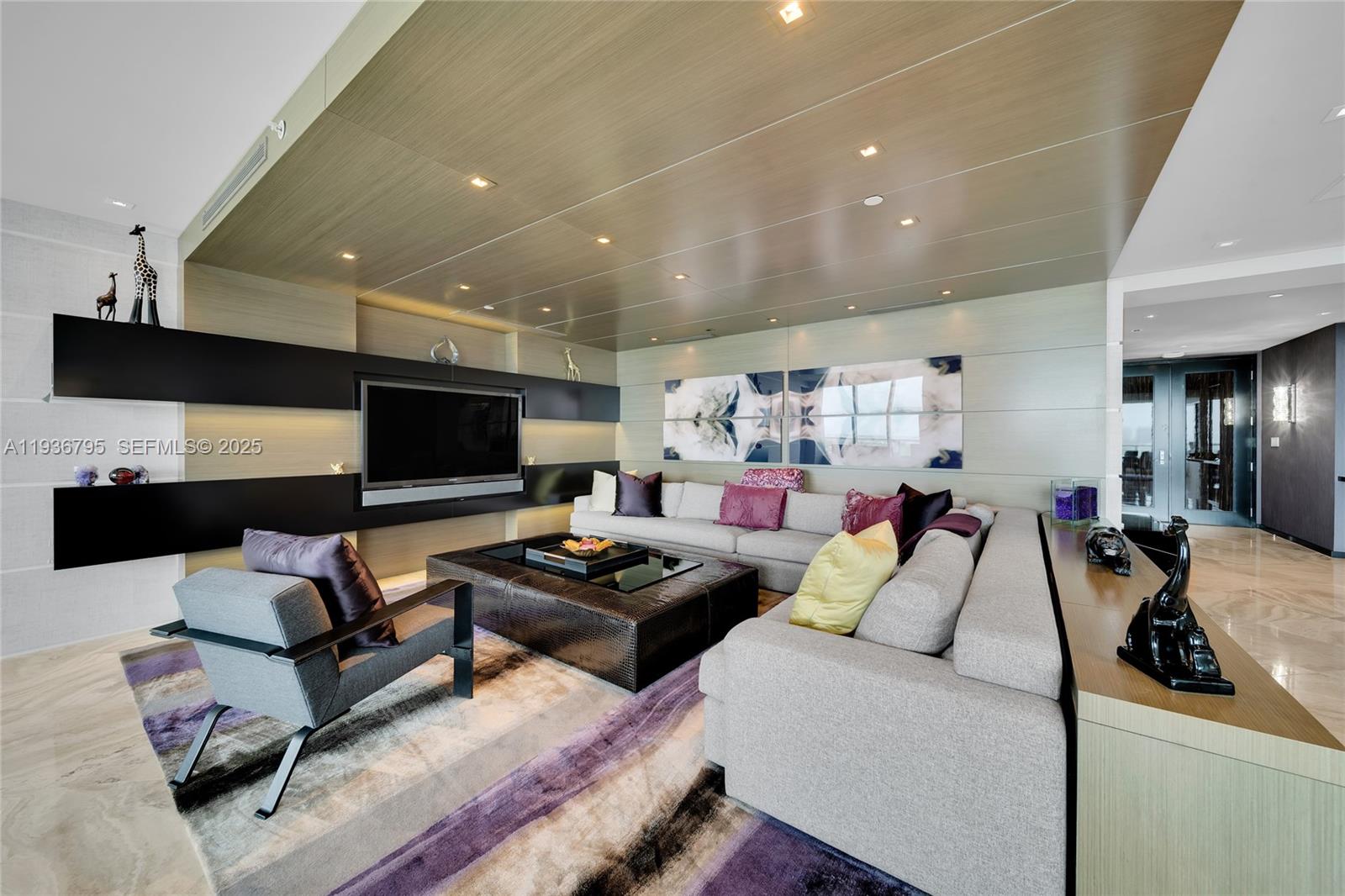 CASTILLO GRAND RESIDENCES - Residential