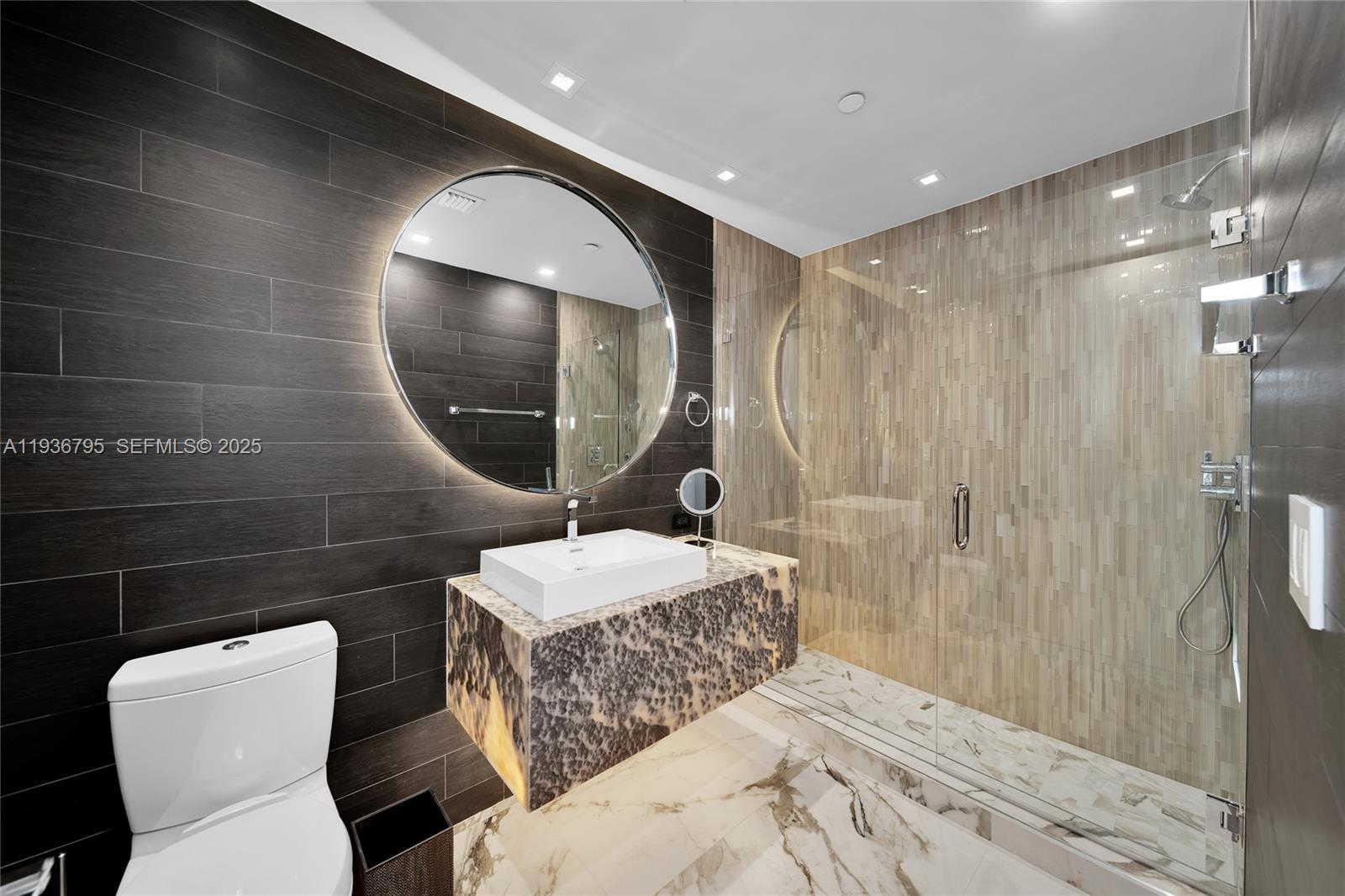 CASTILLO GRAND RESIDENCES - Residential