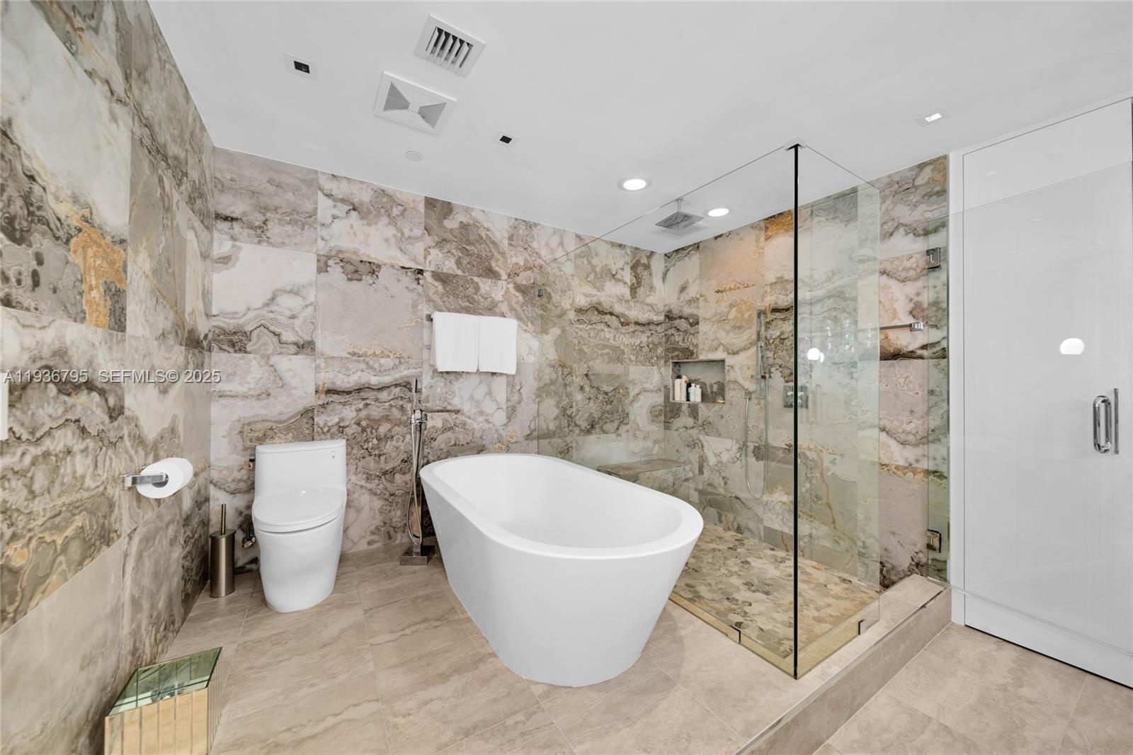 CASTILLO GRAND RESIDENCES - Residential