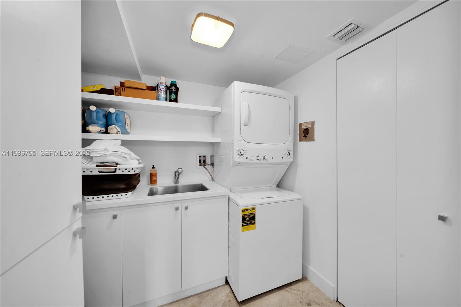 CASTILLO GRAND RESIDENCES - Residential