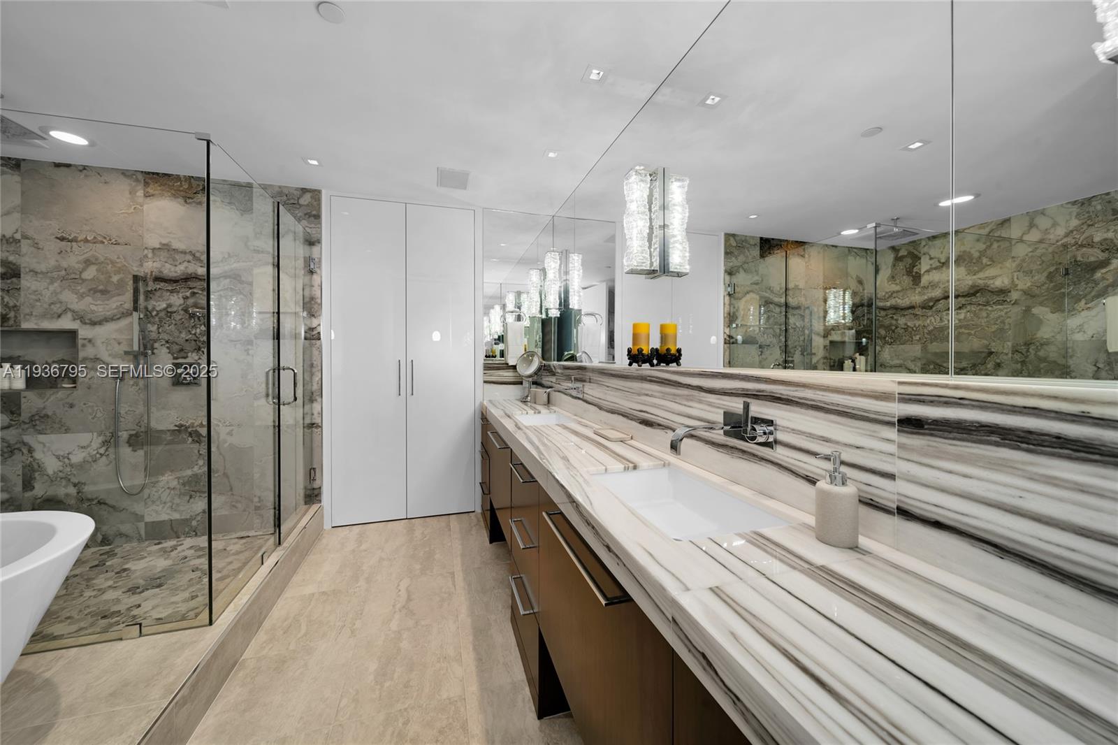 CASTILLO GRAND RESIDENCES - Residential