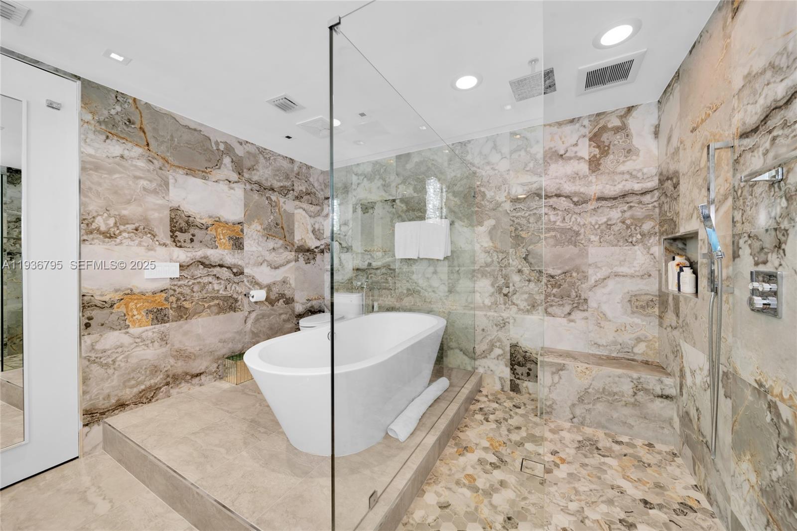 CASTILLO GRAND RESIDENCES - Residential