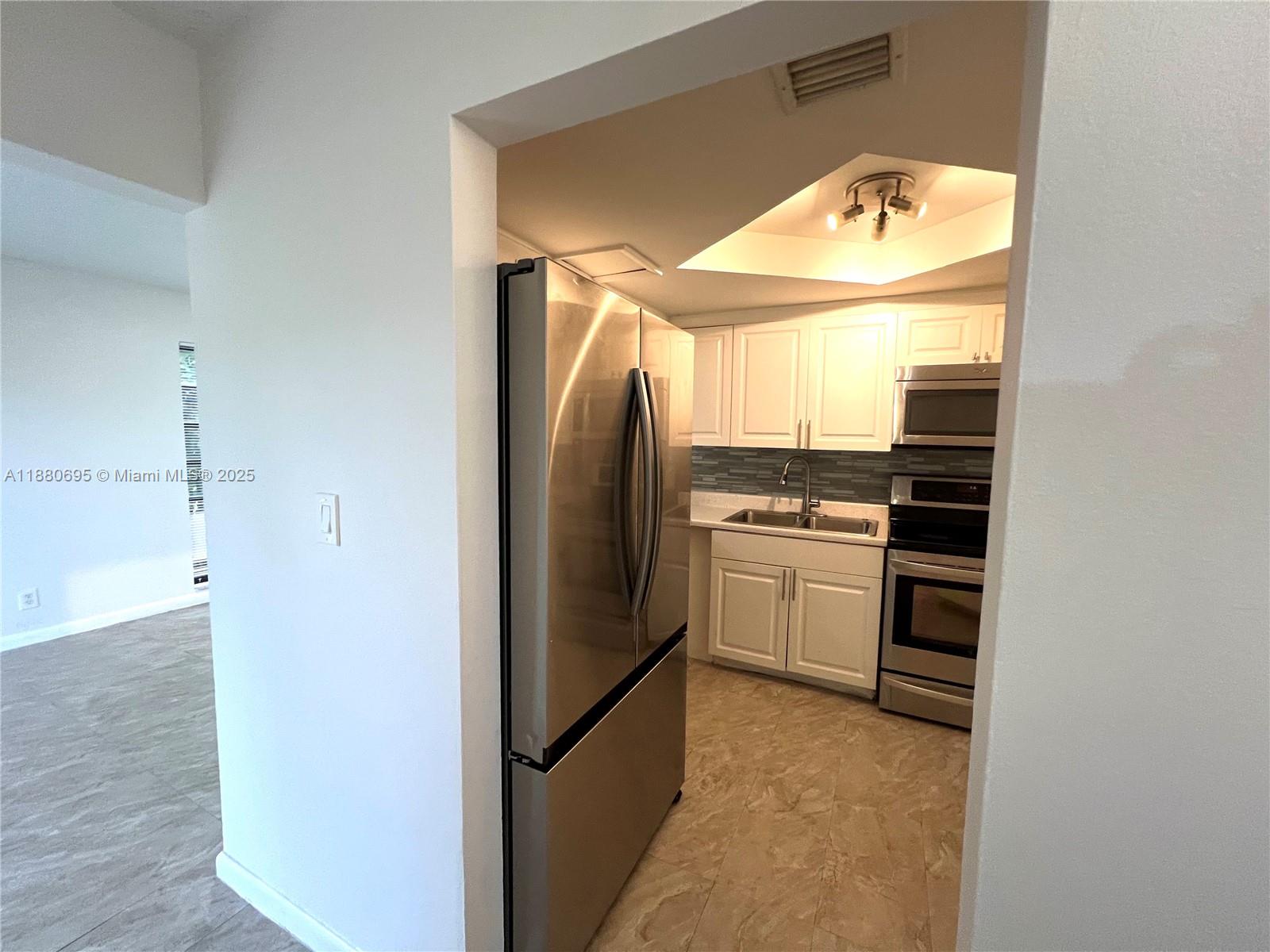 VIZCAYA GARDENS CONDOMINI - Residential Lease