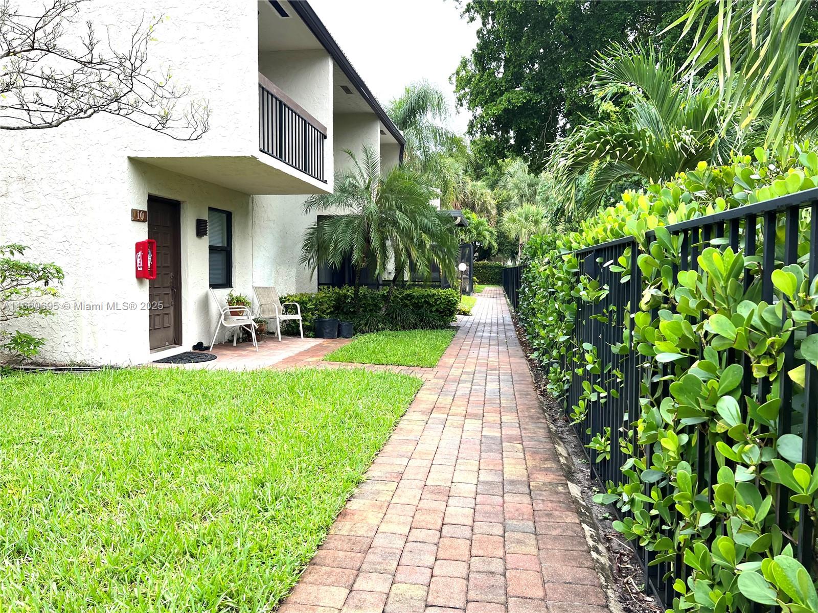 VIZCAYA GARDENS CONDOMINI - Residential Lease