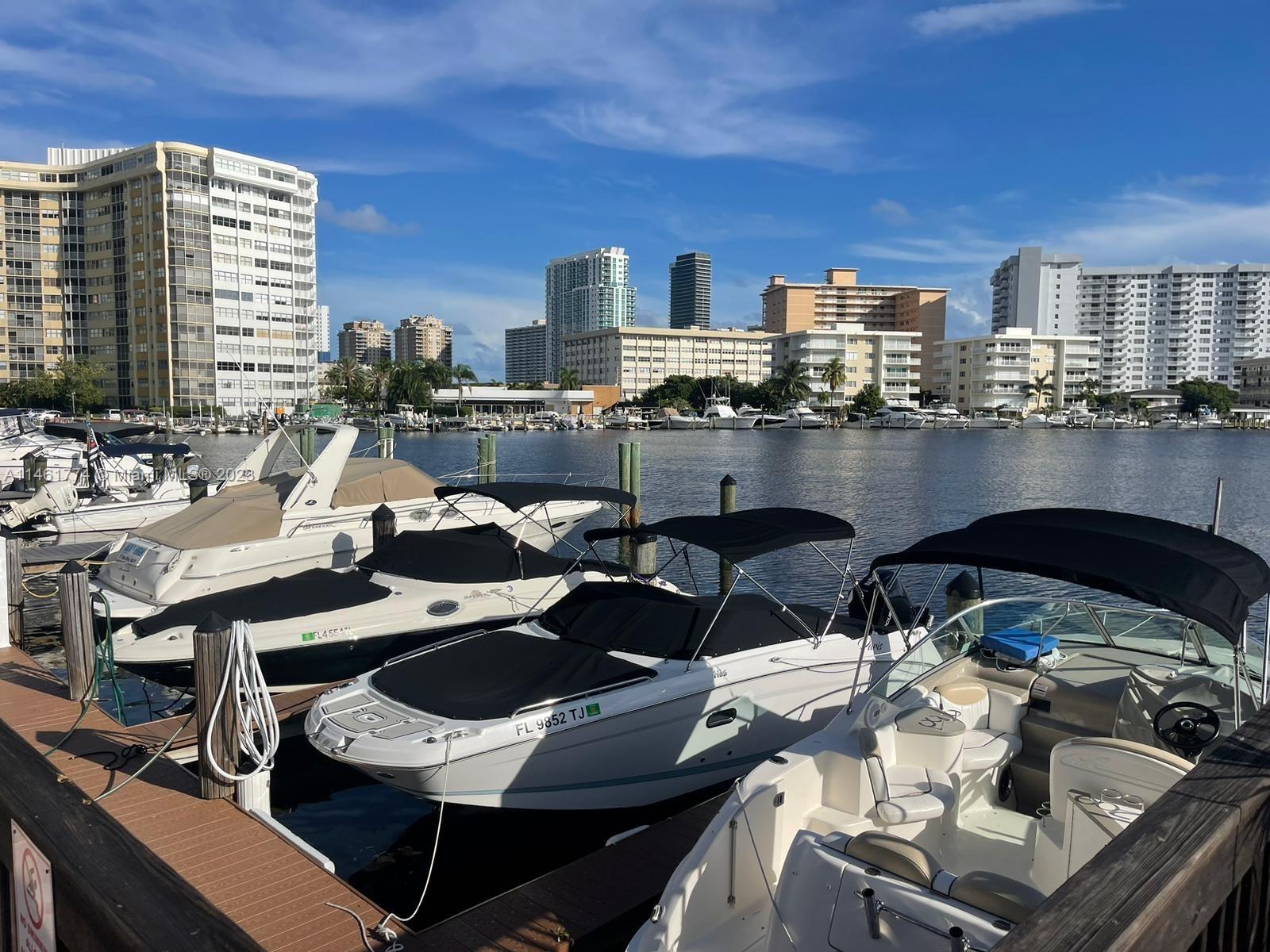 Amazing private boat slip rent includes water and electricity (30AMP). Fits any size vessle with up to 12.5' Beam! No fixed bridges and easy access to ocean! Only 20-30 min to Halouver Sandbar or Dania Beach