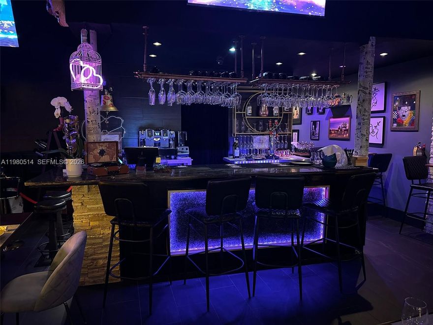 Restaurant with all kitchen equipment and refrigerators, as well as professional music equipment for shows and live music. Completely renovated restaurant. Office and warehouse on the second floor of the premises