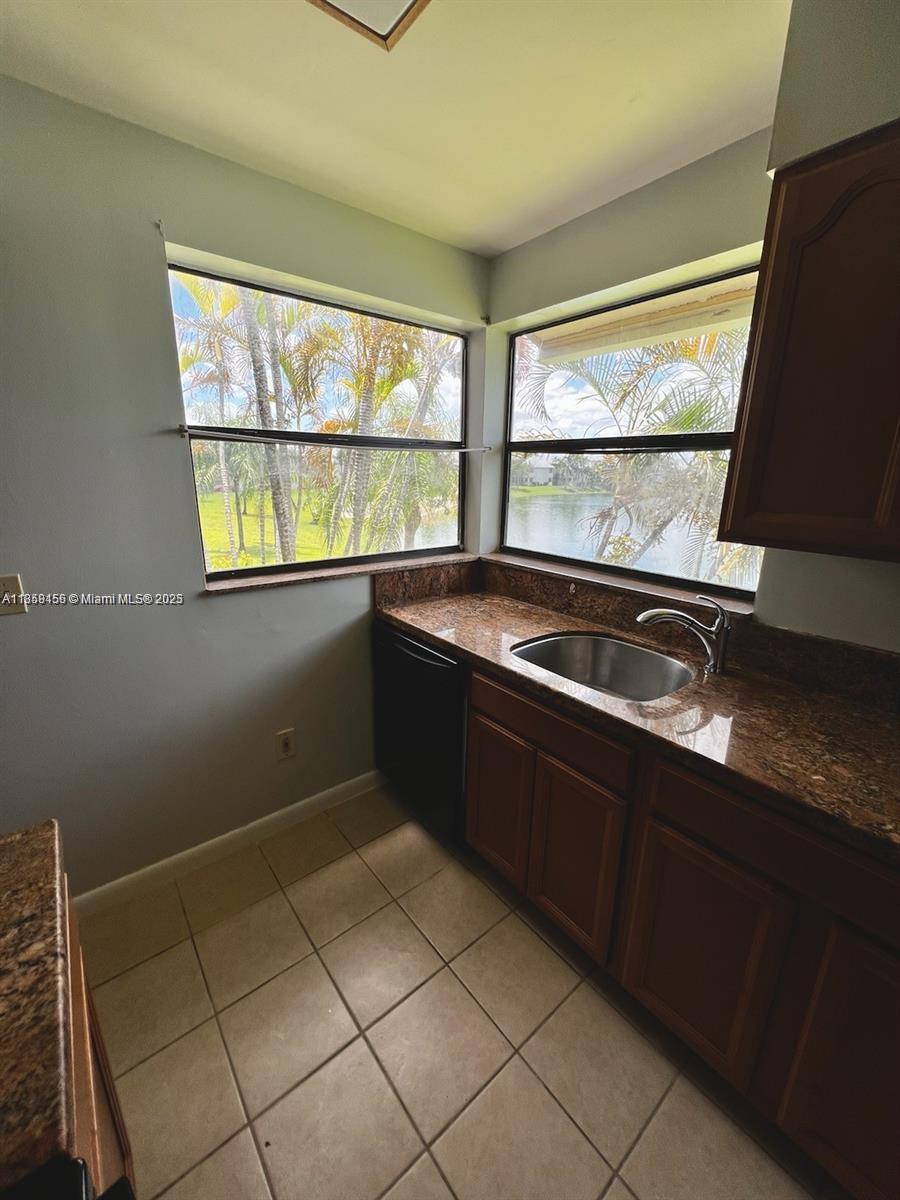 LAKESHORE CONDO 6 - Residential