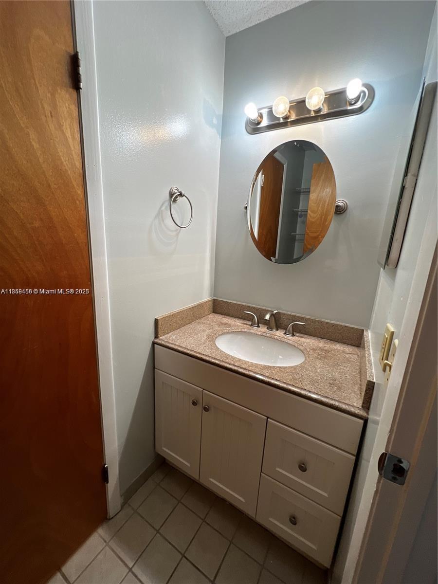 LAKESHORE CONDO 6 - Residential