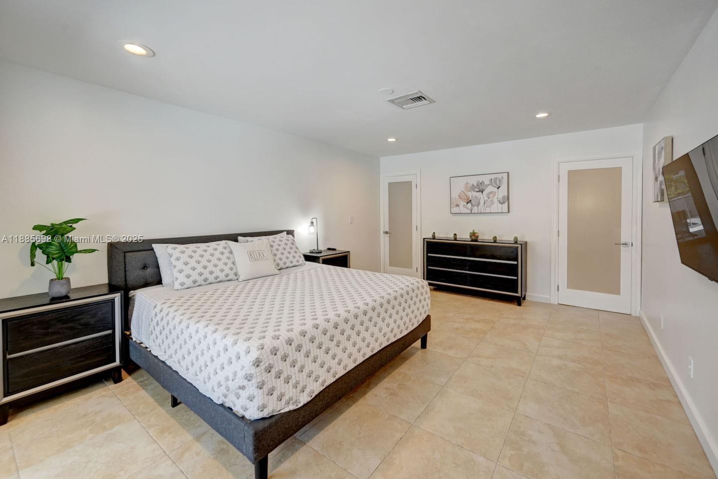 HOLLYWOOD LAKES SECTION - Residential Lease