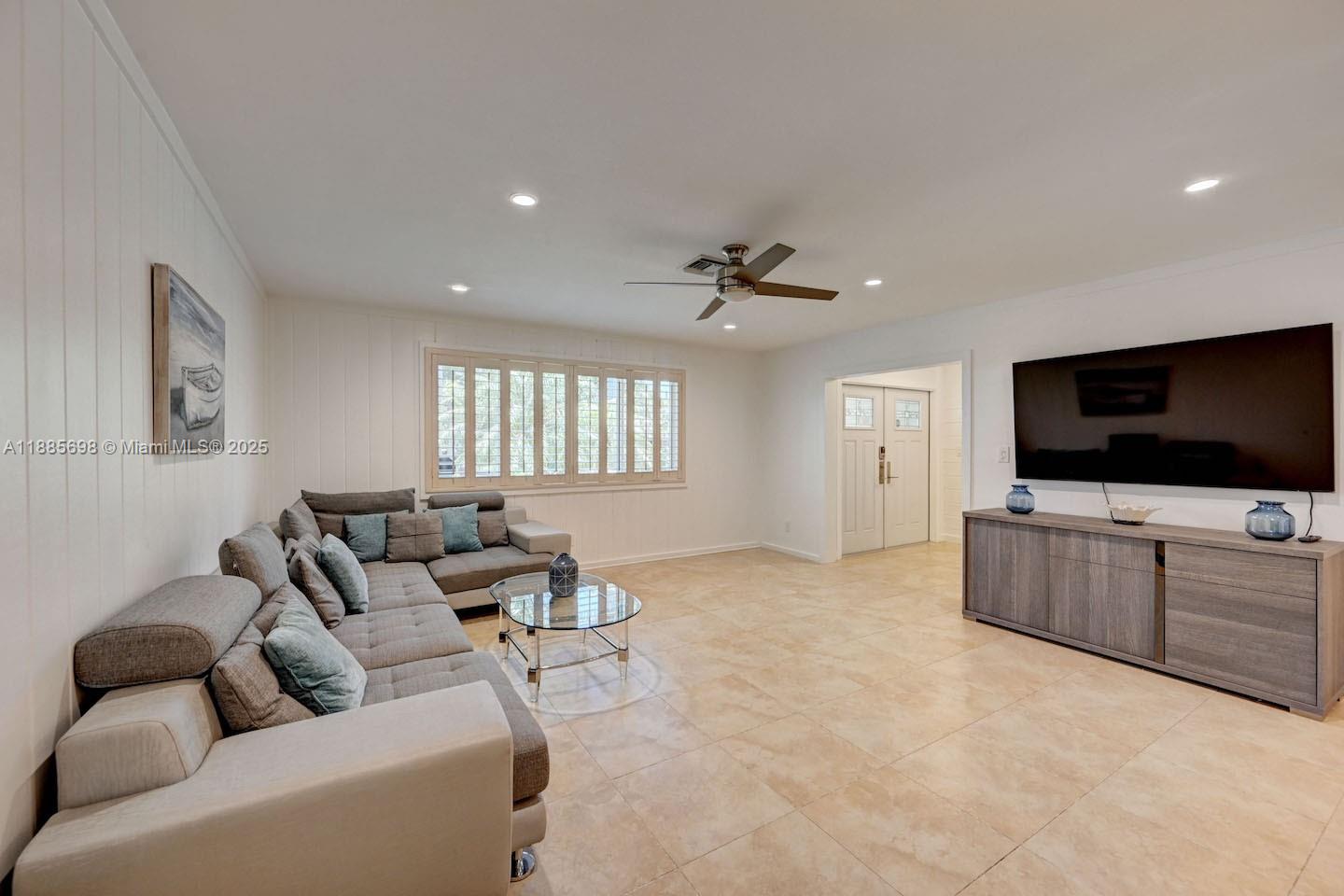 HOLLYWOOD LAKES SECTION - Residential Lease