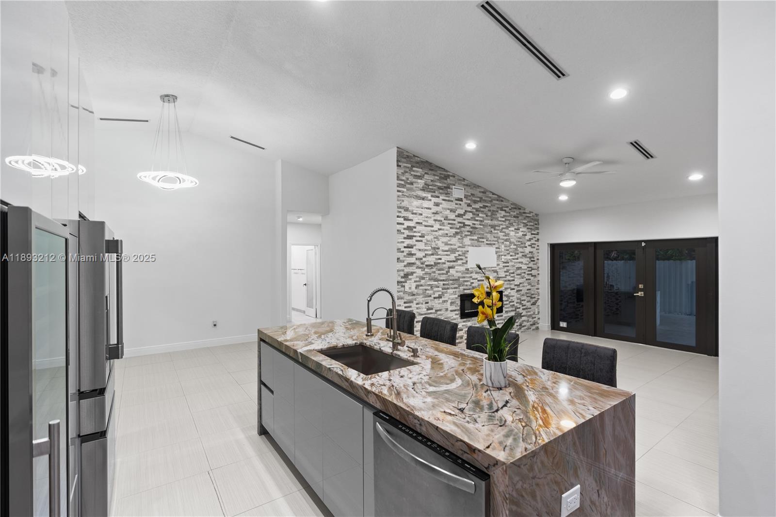 FLORIDA TROPICAL ESTATES - Residential