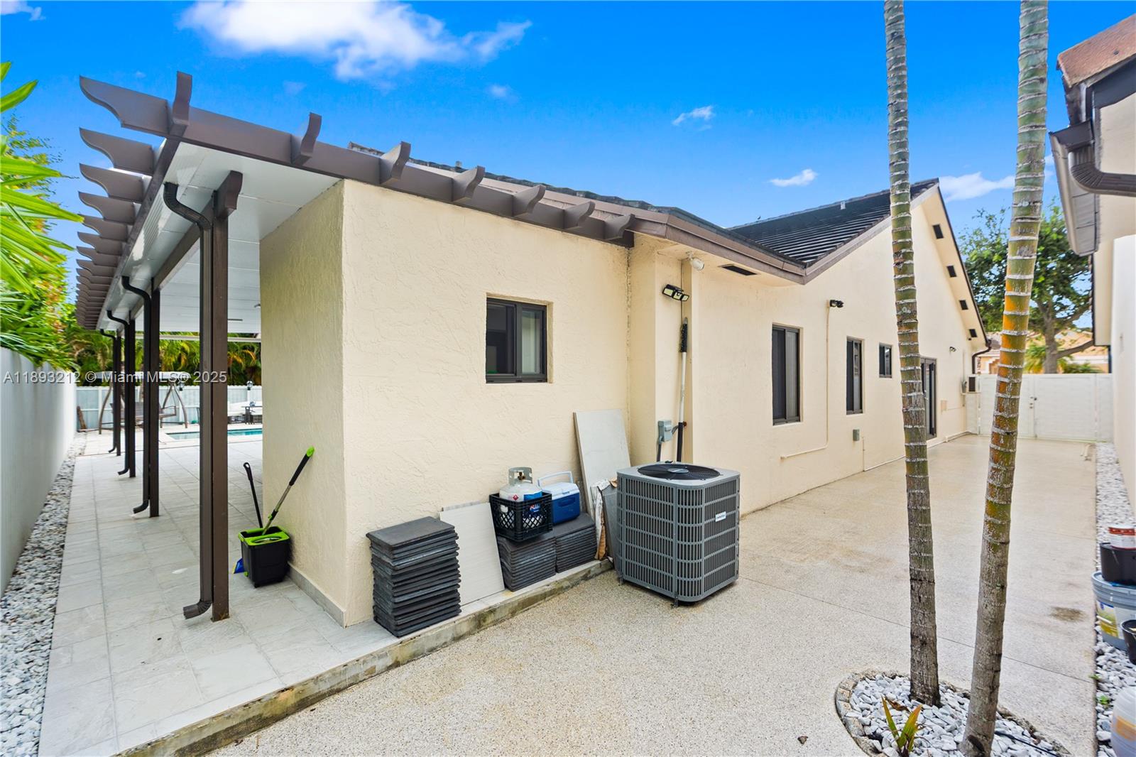 FLORIDA TROPICAL ESTATES - Residential