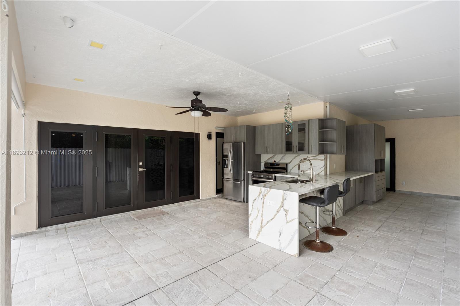 FLORIDA TROPICAL ESTATES - Residential