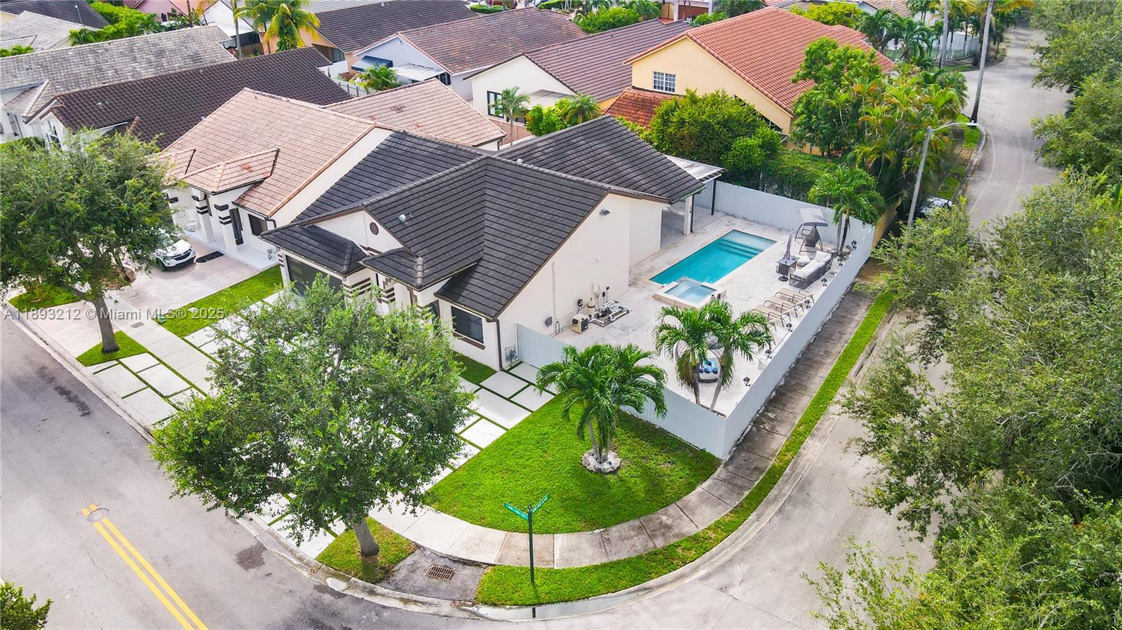 FLORIDA TROPICAL ESTATES - Residential