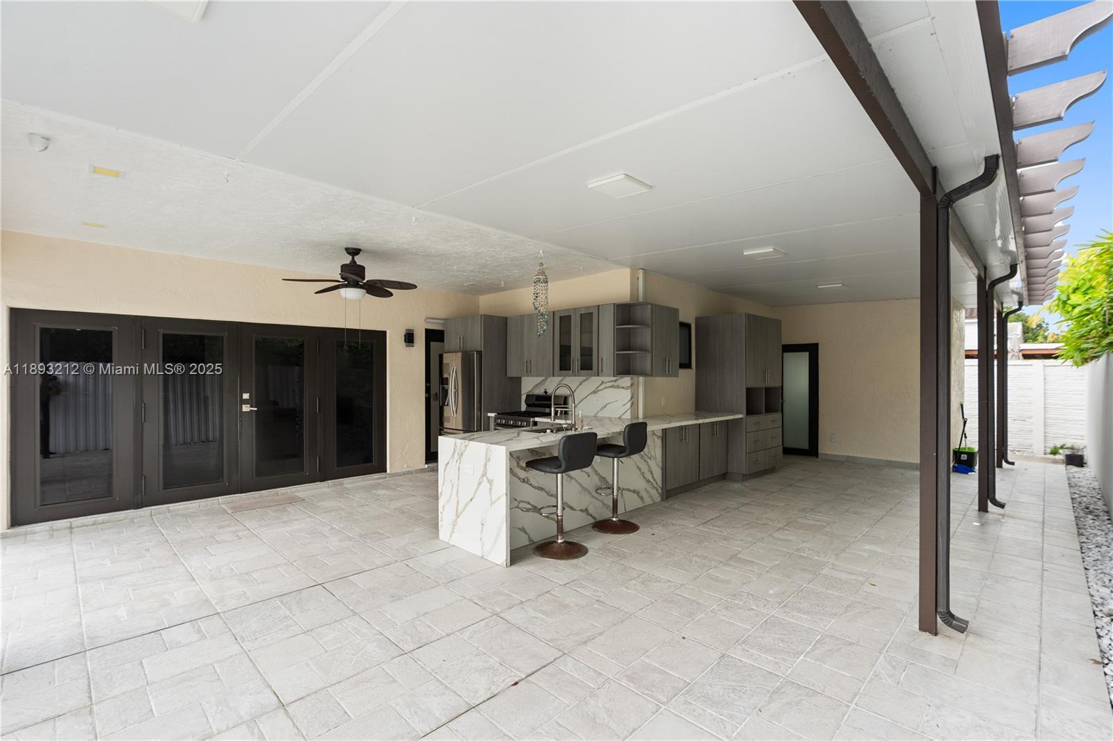 FLORIDA TROPICAL ESTATES - Residential