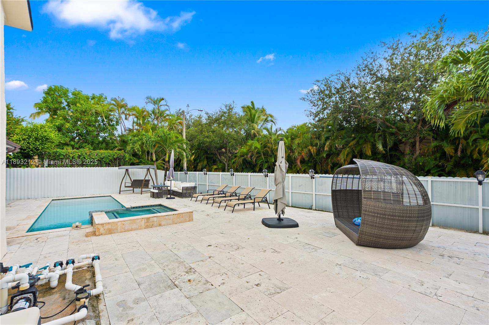 FLORIDA TROPICAL ESTATES - Residential