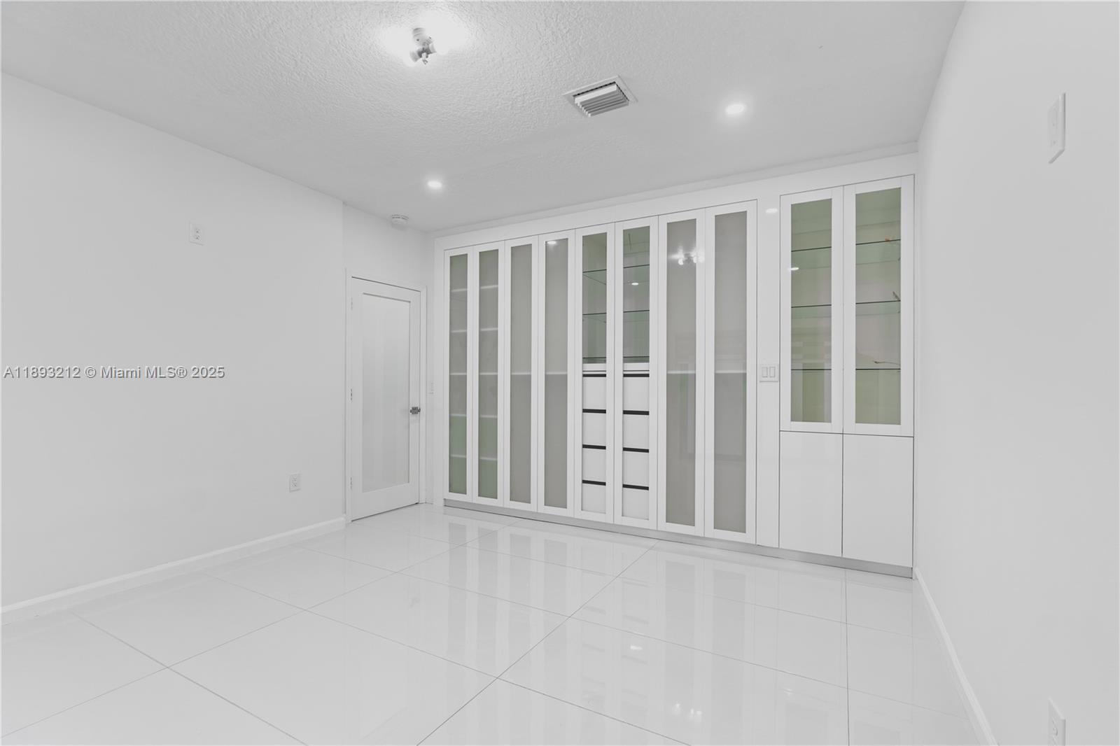 FLORIDA TROPICAL ESTATES - Residential