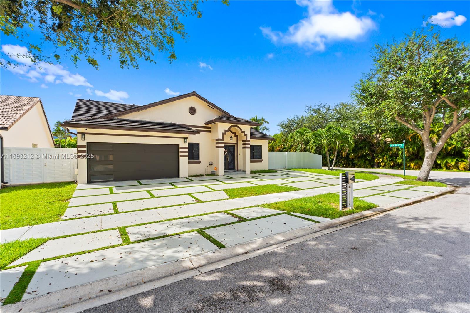 FLORIDA TROPICAL ESTATES - Residential