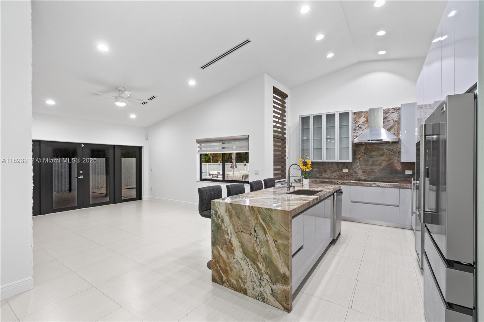 FLORIDA TROPICAL ESTATES - Residential