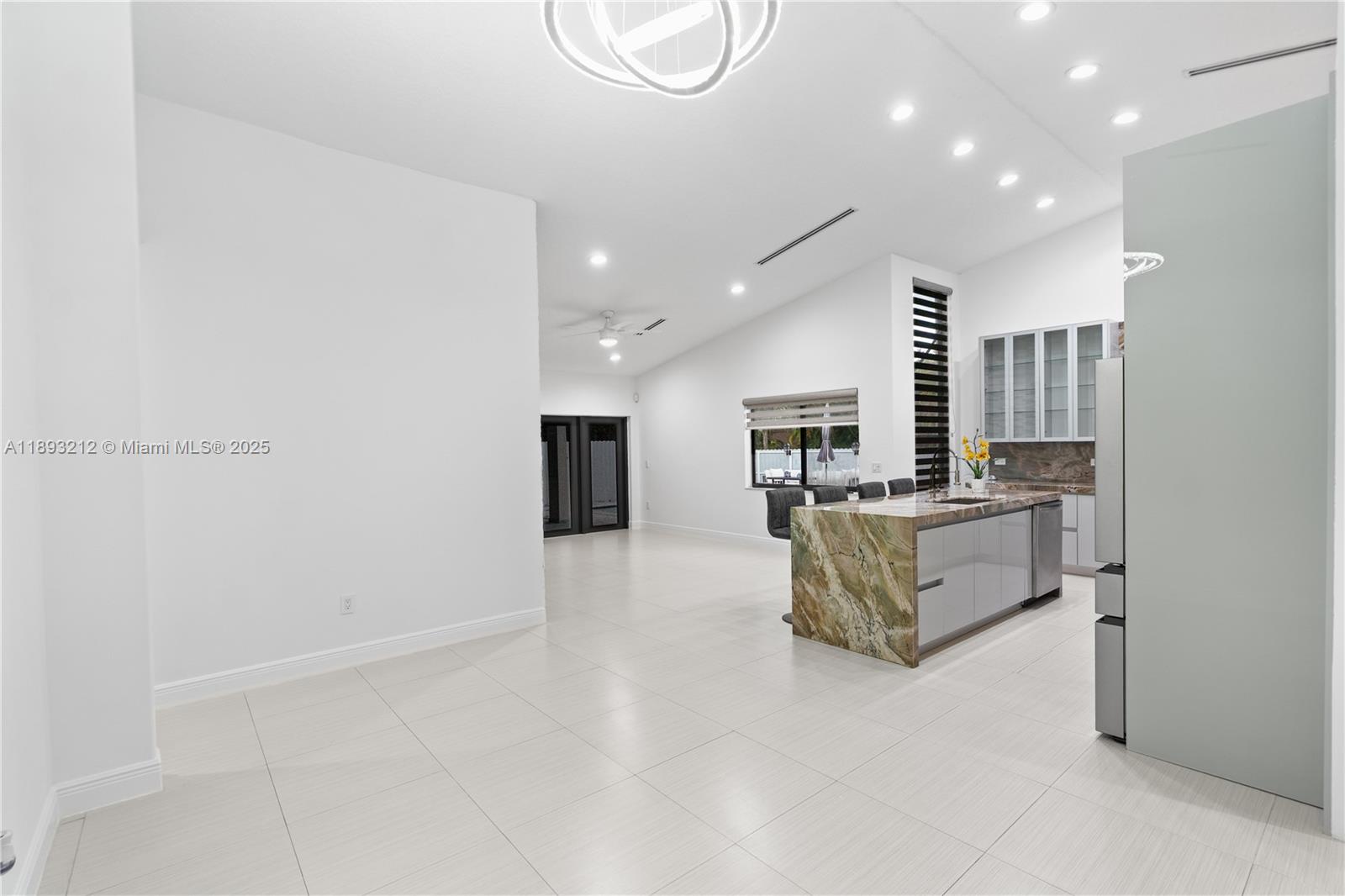FLORIDA TROPICAL ESTATES - Residential