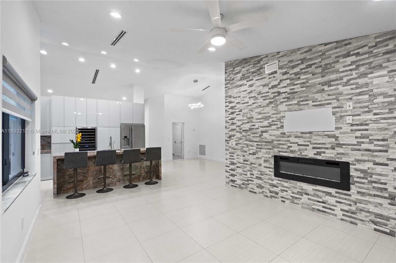 FLORIDA TROPICAL ESTATES - Residential