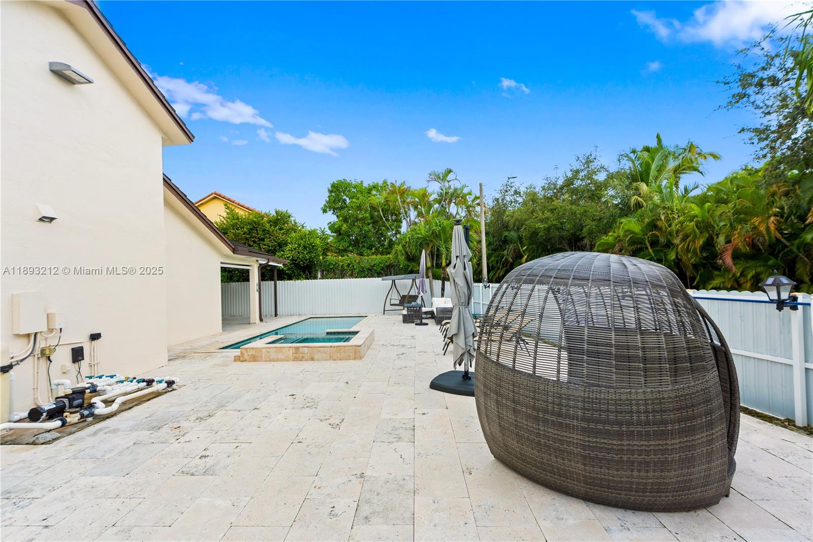 FLORIDA TROPICAL ESTATES - Residential