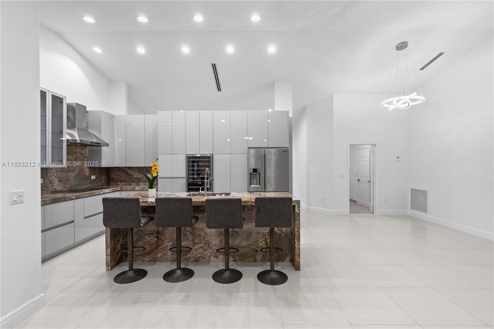 FLORIDA TROPICAL ESTATES - Residential
