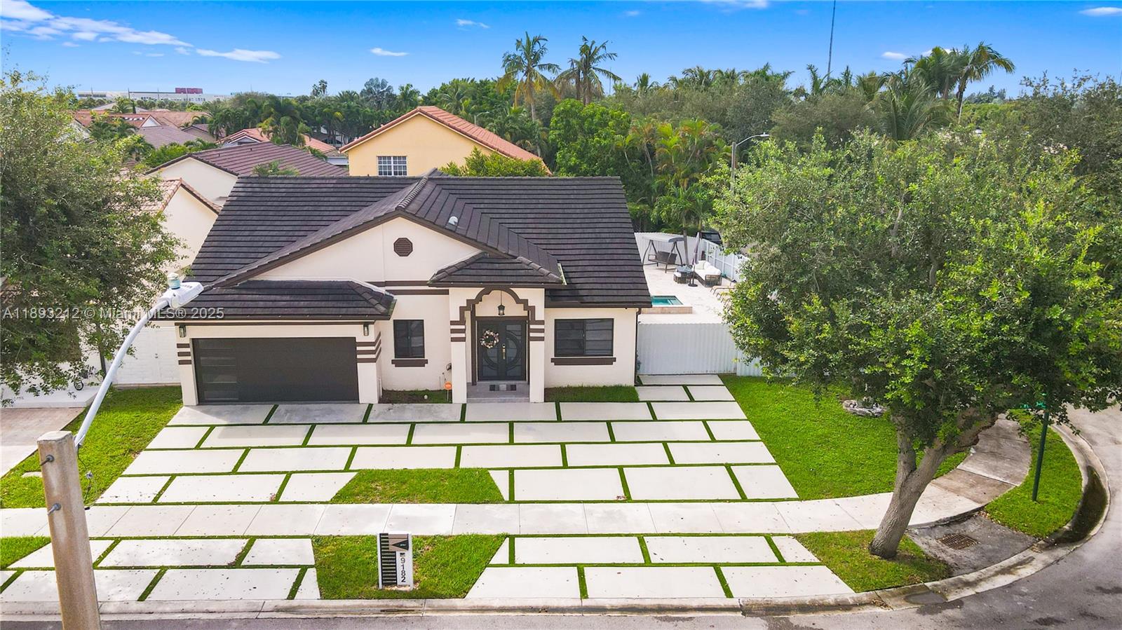 FLORIDA TROPICAL ESTATES - Residential