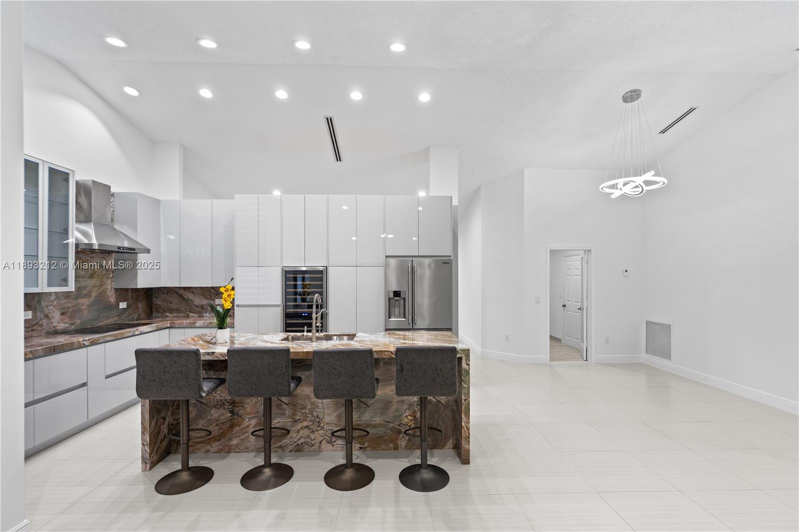 FLORIDA TROPICAL ESTATES - Residential