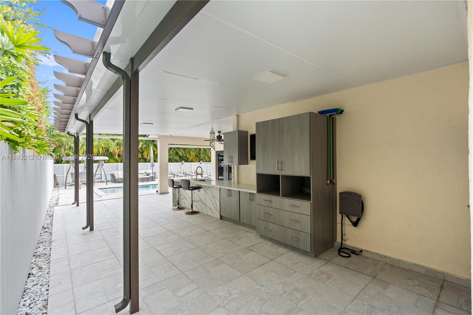 FLORIDA TROPICAL ESTATES - Residential