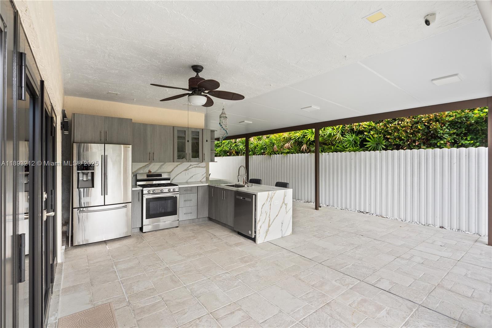 FLORIDA TROPICAL ESTATES - Residential