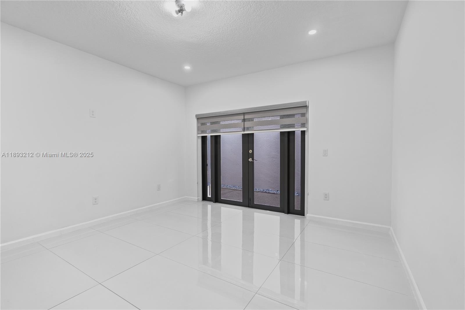 FLORIDA TROPICAL ESTATES - Residential