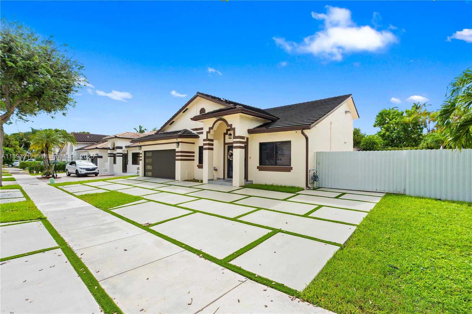 FLORIDA TROPICAL ESTATES - Residential