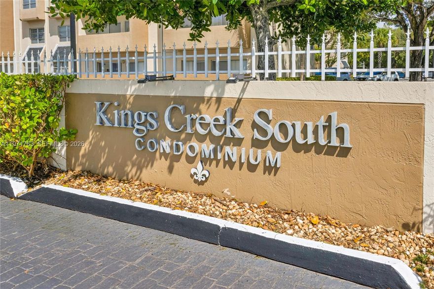 KINGS CREEK SOUTH BEAUTIFULLY UPDATED 1/1.5 TOP FLOOR CORNER UNIT. MAINTENANCE INCLUDES: ON SITE MANAGEMENT, POOLS, TENNIS COURTS, EXERCISE ROOM, CLUBHOUSE, BASIC CABLE, WATER, BUILDING INSURANCE AND GUARD GATED SECURITY. CALL LISTING AGENT FOR SHOWING APPOINTMENTS!