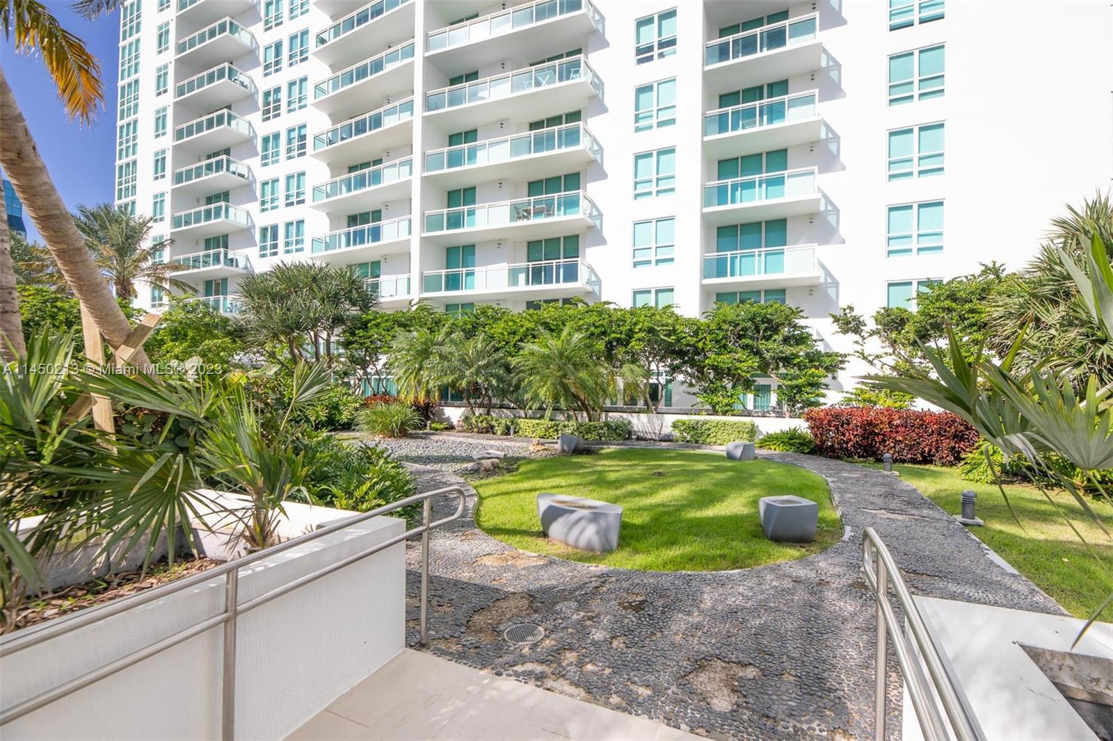 THE PLAZA 901 BRICKELL CO - Residential