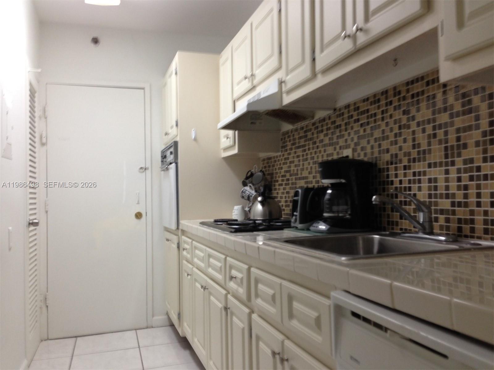 THE DECOPLAGE CONDO - Residential Lease