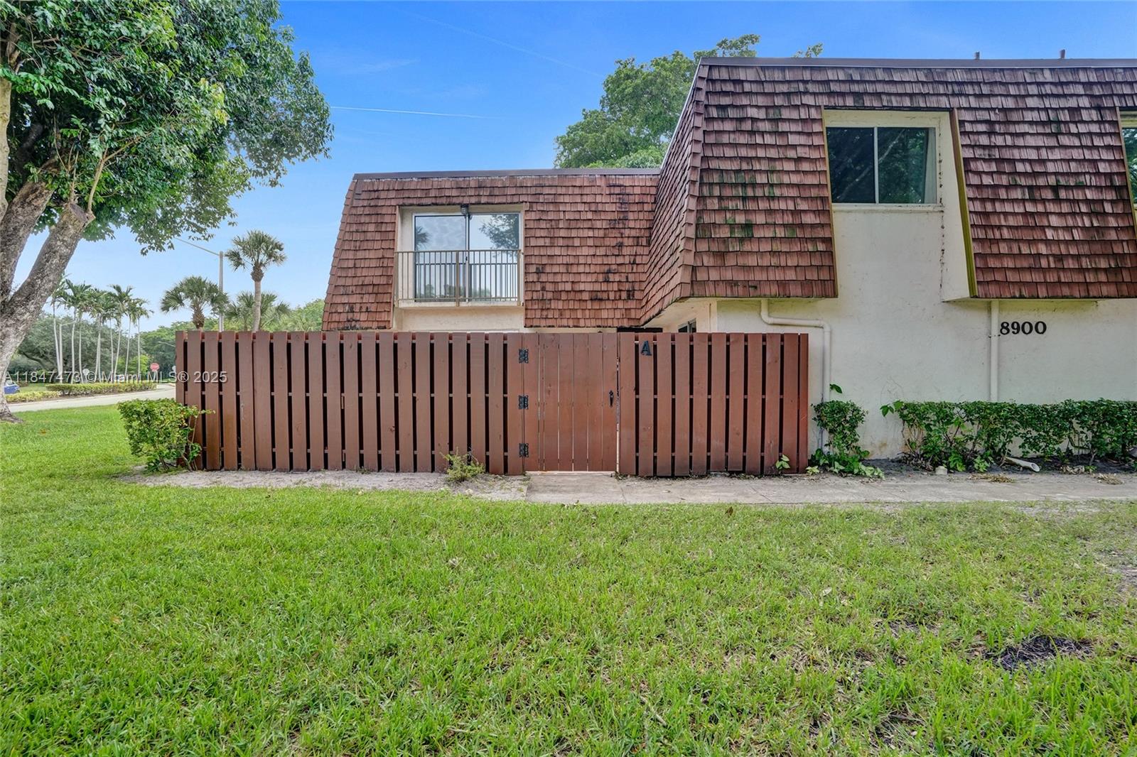 Beautiful Pine Island Ridge, and WoodVale, Townhomes. 2 Bedroom and 2 & 1/2 Baths.
Lowest price there, and ready for your updating. Spacious with courtyard. Lots of Potential.