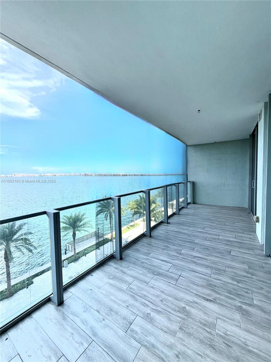 Experience breathtaking Biscayne Bay views from this 2 bed + den, 3 bath residence at Biscayne Beach. Featuring a private elevator, floor-to-ceiling windows with automatic shades, Miele appliances, and granite countertops, this condo combines elegance with comfort.
Resort-style amenities include 2 pools with cabanas, beach club, fitness center, spa, tennis & basketball courts, and 24/7 concierge. Ideally located in Edgewater, just minutes from South Beach, Wynwood, Design District, Midtown, and Miami Airport.