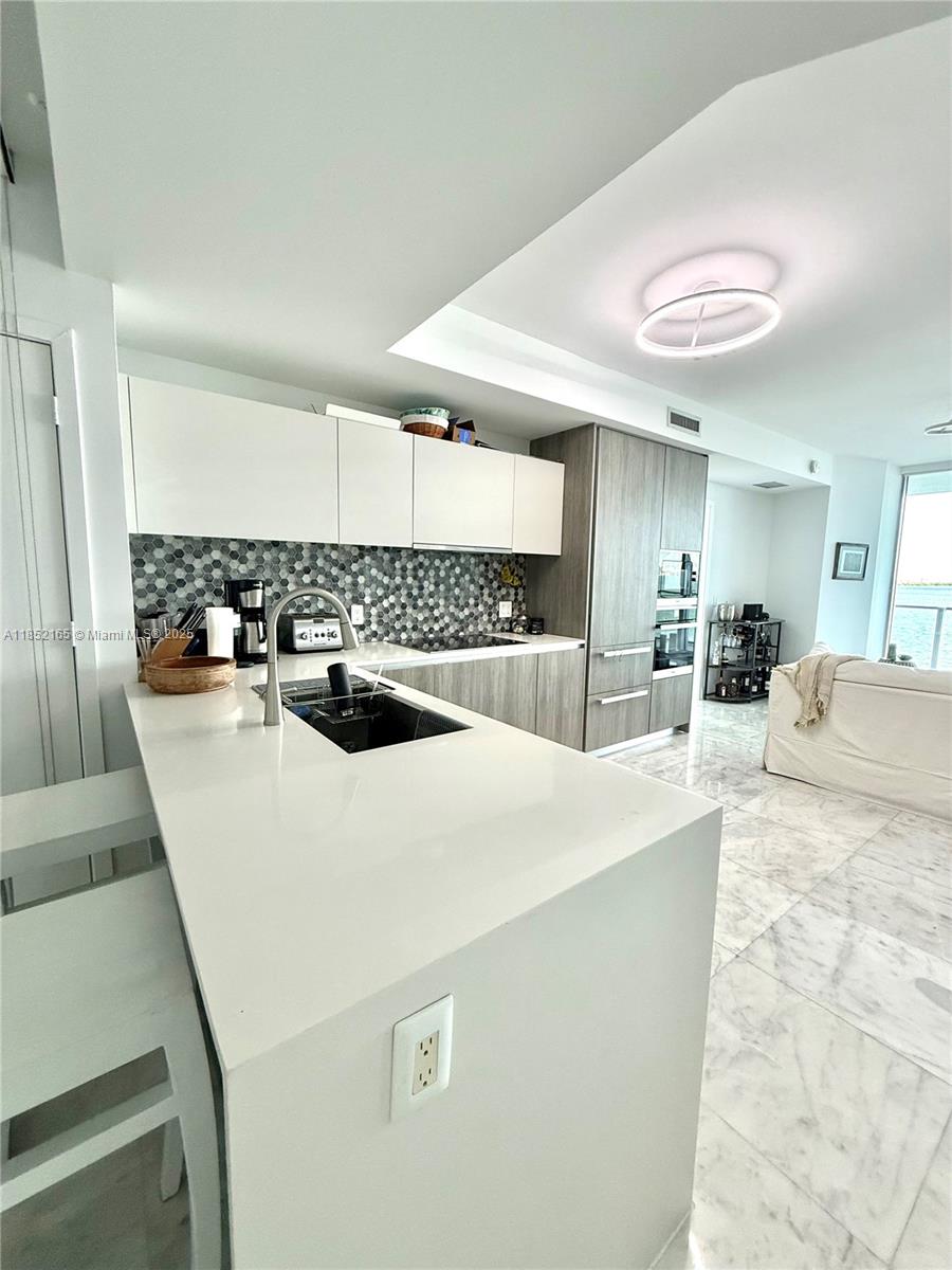 2900 NE 7th Ave 405