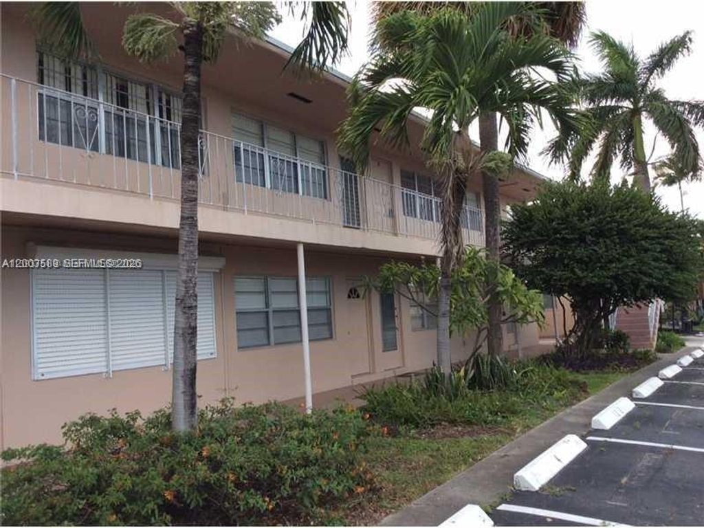Photo of 230 SW 11th Ave #14, Hallandale Beach, FL 33009 (MLS # A12003589)