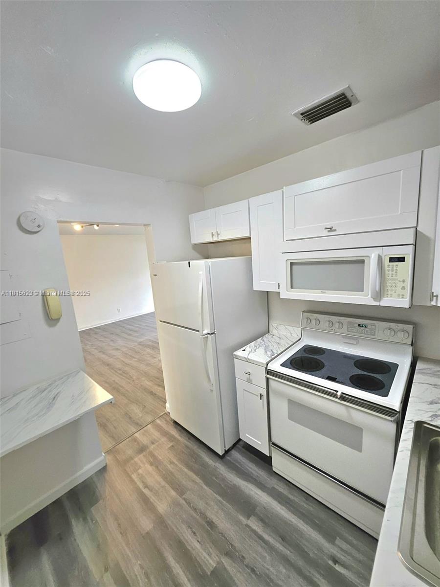 Rental Property at 3020 Ne 16th Ave 103, Oakland Park, Miami-Dade County, Florida - Bedrooms: 2 
Bathrooms: 1  - $1,980 MO.