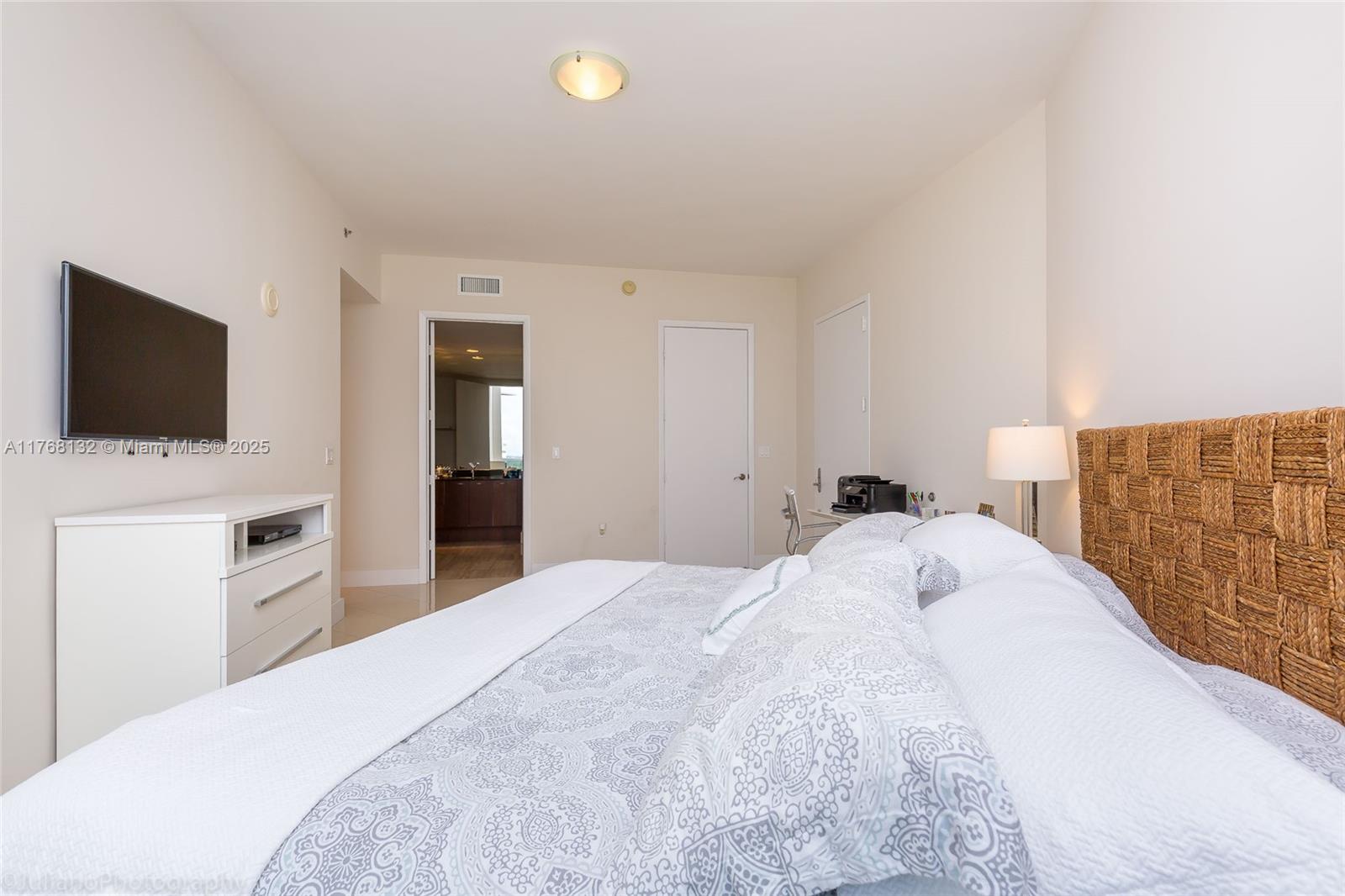 15811 Collins Ave 1105