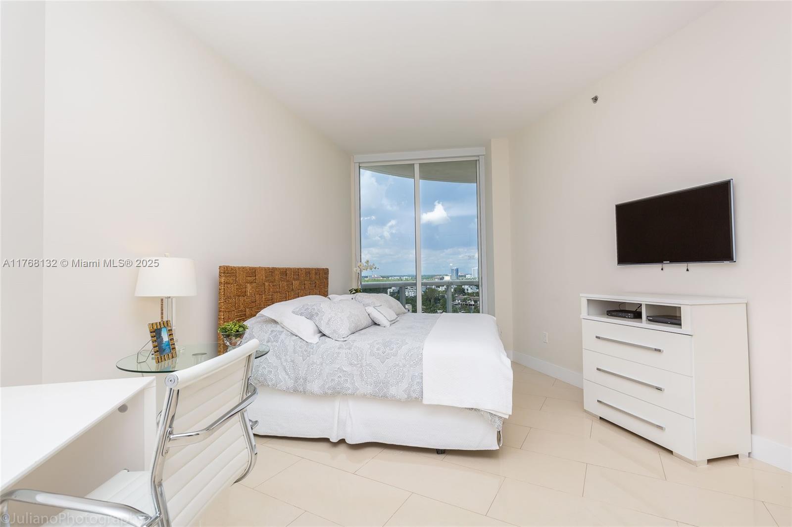 15811 Collins Ave 1105