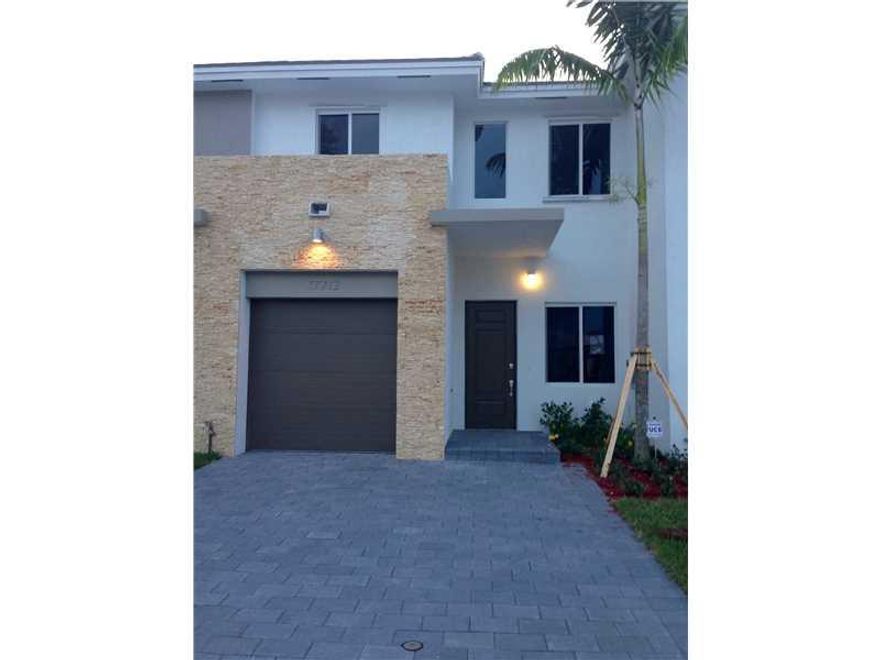 BEAUTIFUL TOWNHOUSE IN RICHMOND WEST TO LIVE WITH FAMILY. COMPLETELY NEW AND REMODELED (WOOD FLOORS, NEW INTERIOR COLOR AND GRANITE TOP IN THE KITCHEN). HURRY IT WON'T LAST!!