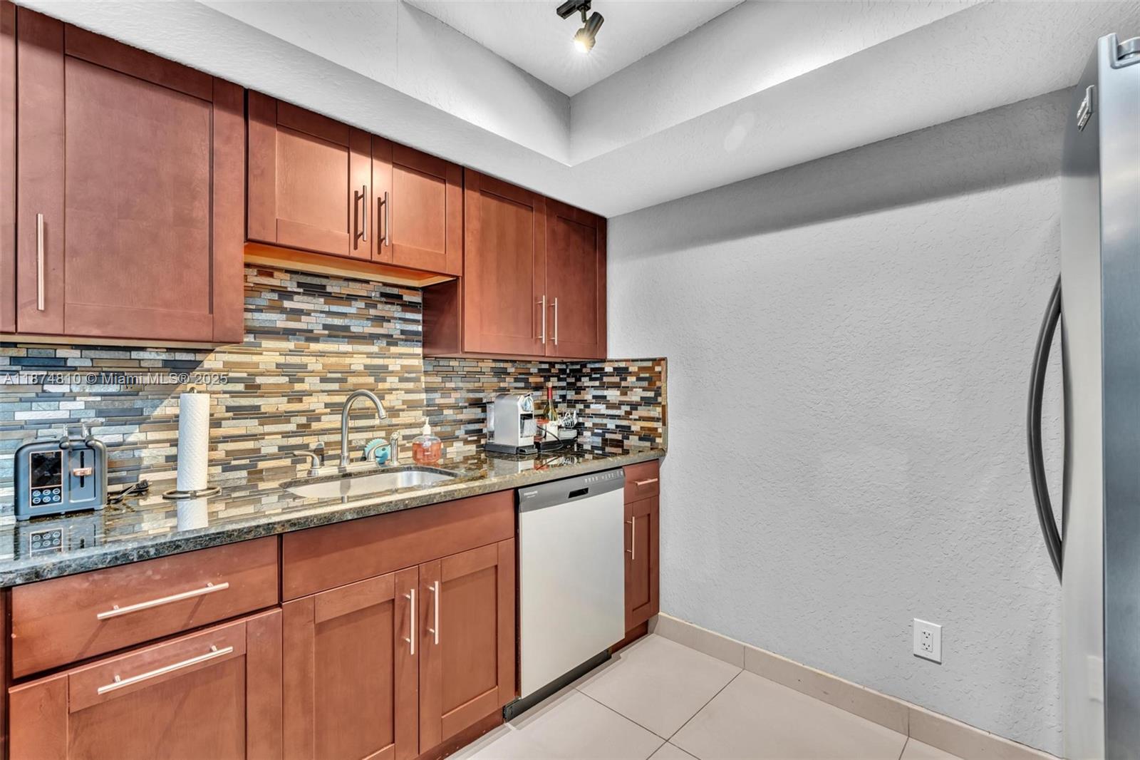 SUMMER LAKE - Residential Lease