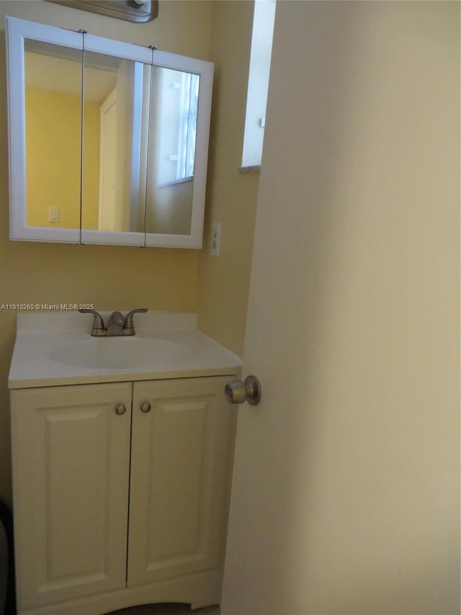 PARKSIDE TOWERS CONDO - Residential Lease