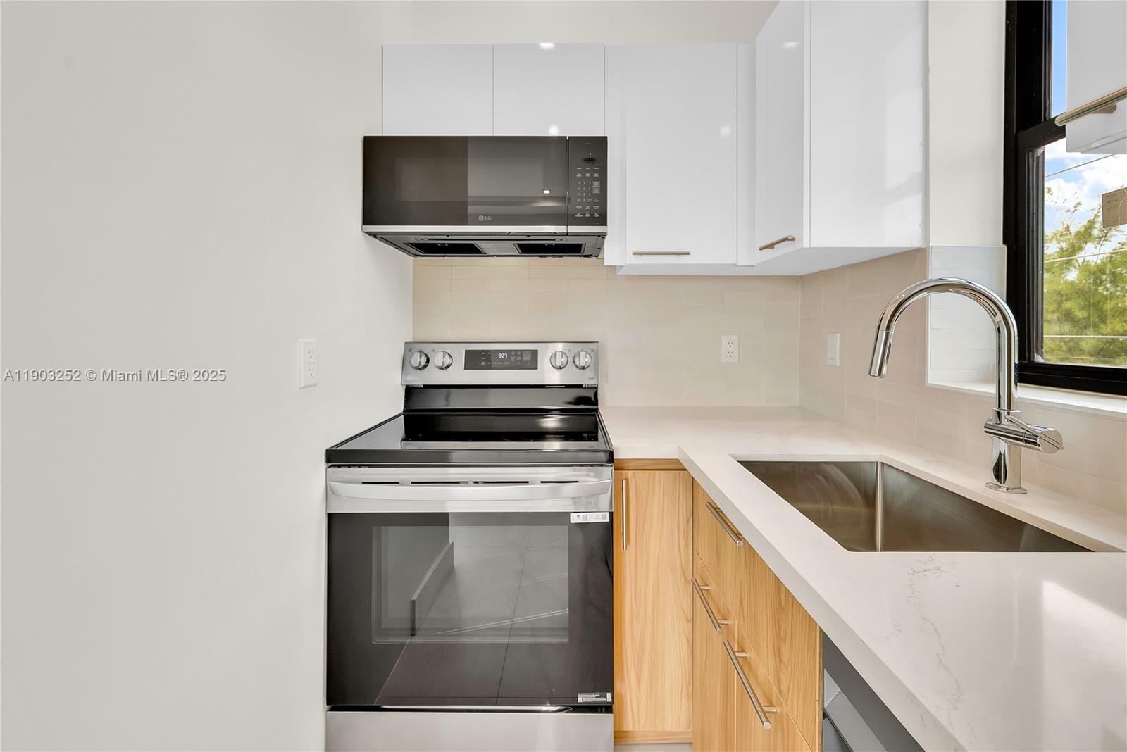 LAWRENCE ESTATE LAND CO - Residential Lease