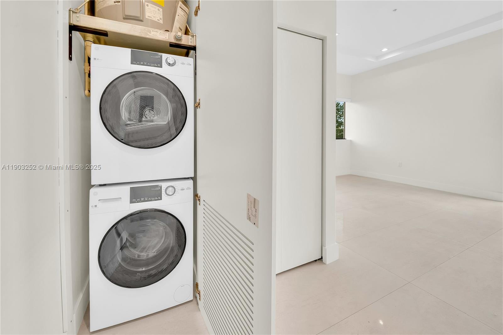 LAWRENCE ESTATE LAND CO - Residential Lease