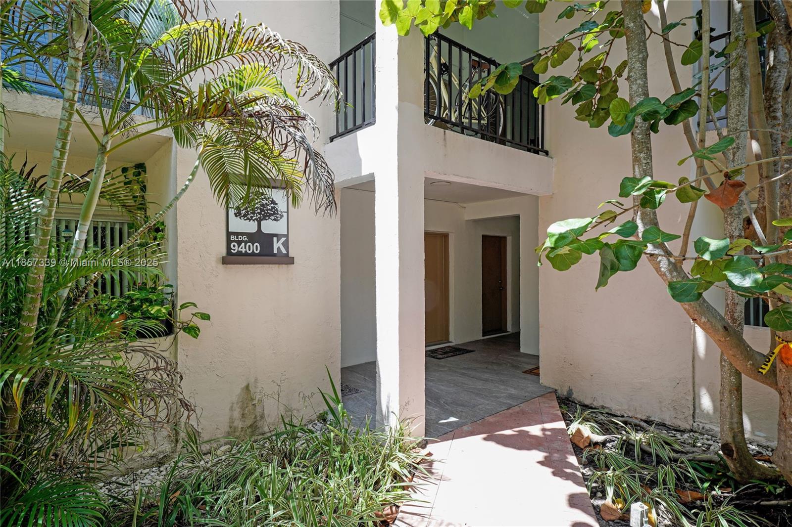 Gated Community – Kingston Square
Beautiful 2-bedroom, 2-bath condo offering 1,178 sq. ft. of comfortable living space. Features include an open balcony with serene garden views, in-unit washer and dryer, and stainless steel appliances. Enjoy spacious bedrooms and a convenient location just minutes from Dadeland Mall, Hospitals, dining, and major highways.